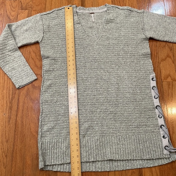Free People Size Medium Gray oversized Women’s V Neck Sweater very Soft - Picture 7 of 11